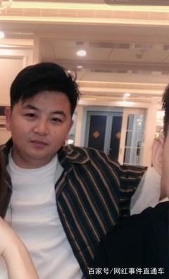 明星经纪人大龙爆料716活动黑幕,二人关系决裂网络互撕。